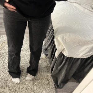 jeans - skit snygga jeans från zara, säljer pga att det inte kommer till någon användning, använt fåtal gånger så är som nyskick! 