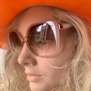 Vintage solglasögon!  - Glammiga 70-tals bågar!  Ljusrosa solglasögon från ”Modylook Gigi Paris”. En liten gnistrande diamant på ena bågen. Skicket är mycket bra, bara någon ytlig repa på glaset.  Skalm-skalm: 14 Bågens storlek ca: 6.5x6  Pris inkl frakt 
