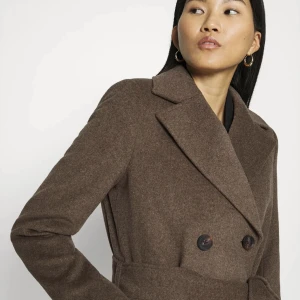 Brun kappa, twist&tango - Brun trendig kappa ifrån twist&tango.  Storlek 40, men jag är storlek 36/38 och den sitter väldigt bra. Är i princip helt oanvänd. 