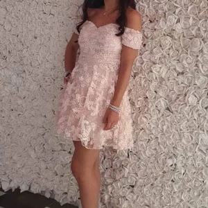 Klänning - Väldigt söt klänning med tjusigt tygg. Använd endast en gång och är i väldigt fint skick. 