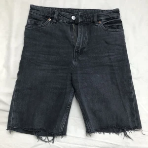 Monki denim shorts - Shorts med avslappnad passform från monki