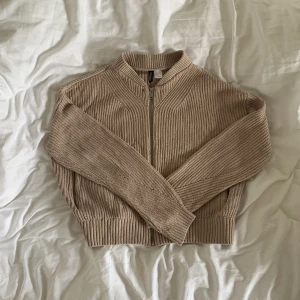 Beige kofta med dragkedja - Stickad kofta i jättefint skick! Har fickor o dragkedja🤩