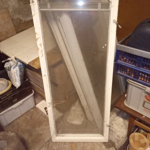 4 stycken tvåglas fönster med träram vit. - Äldre avlånga tvåglas fönster med träram vita .kraftiga och stabila i fint skick . Finnes fyra stycken med måtten 52 cm breda och 123 cm långa. Hämtas i Skene .Swissbetalning tillämpas alt kontant betalning .