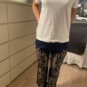 Mönstrade jeans - COOLASTE jeansen, asså wow älskar! Köpta second hand och de är verkligen såå unika och perfekt längd och lågmidjade. Har ca 84 i mått runt höfterna och är 169cm som referens ❤️