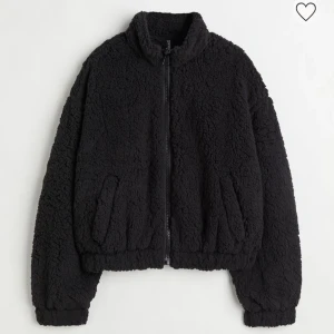 Pilejacka - Jag säljer min lurviga jacka för att jag råkade köpa 2 likadana förra året😊Den är ouppackad och prislappen sitter kvar. Färgen svart går inte att köpa längre från h&m.💖Jackan är lite kort i modellen