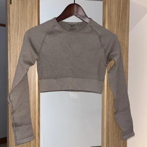 Aim’n espresso Ribbed Seamless Crop top - Aldrig använd, i nyskick. Superfin träningstopp i stl M men upplever den liten i storleken, mer som S. Säljs på hemsidan nu för 549kr
