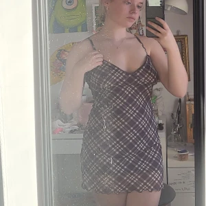 Rutig klänning - Säljer denna rutiga mesh-klänningen från Reclaimed Vintage!🐻 Endast testad ett par gånger. Säljer pga fel storlek 