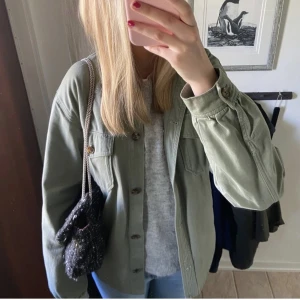 Vårjacka  - En fin grön vårjacka från Zara. I strl 170 (S/M). Köpte den på plick förra året för 550kr, men har aldrig kommit till användning pga fel strl. ❤️(lånad bild, kom priv för fler bilder) 