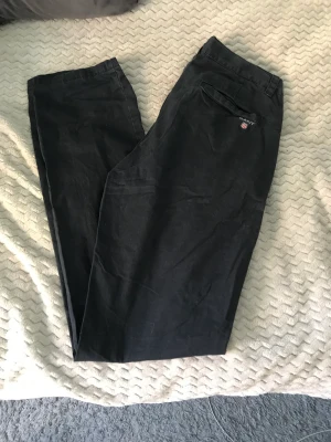 Gant byxor - Snygga Manchester byxor i märket Gant! Väldigt mörk blå färg, så nästan svarta! Har använts få gånger och fortfarande i fint skick! Säljs då de inte kommer till så mycket användning! 