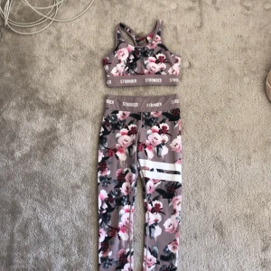 Stronger Tights - Träningstights i nyskick från Stronger, båda för 400 elelr topp för 150 och byxor för 300. Nypris ungefär 300 för toppen och 600 för byxor 