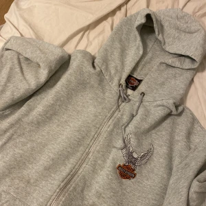 Zip Up  - Snygg Zip Up tröja Ifrån Harley Davidson säljer pga för stor å att den har en liten fläck på framsidan i mitten ! Köpare står för frakt ❤️‍🩹