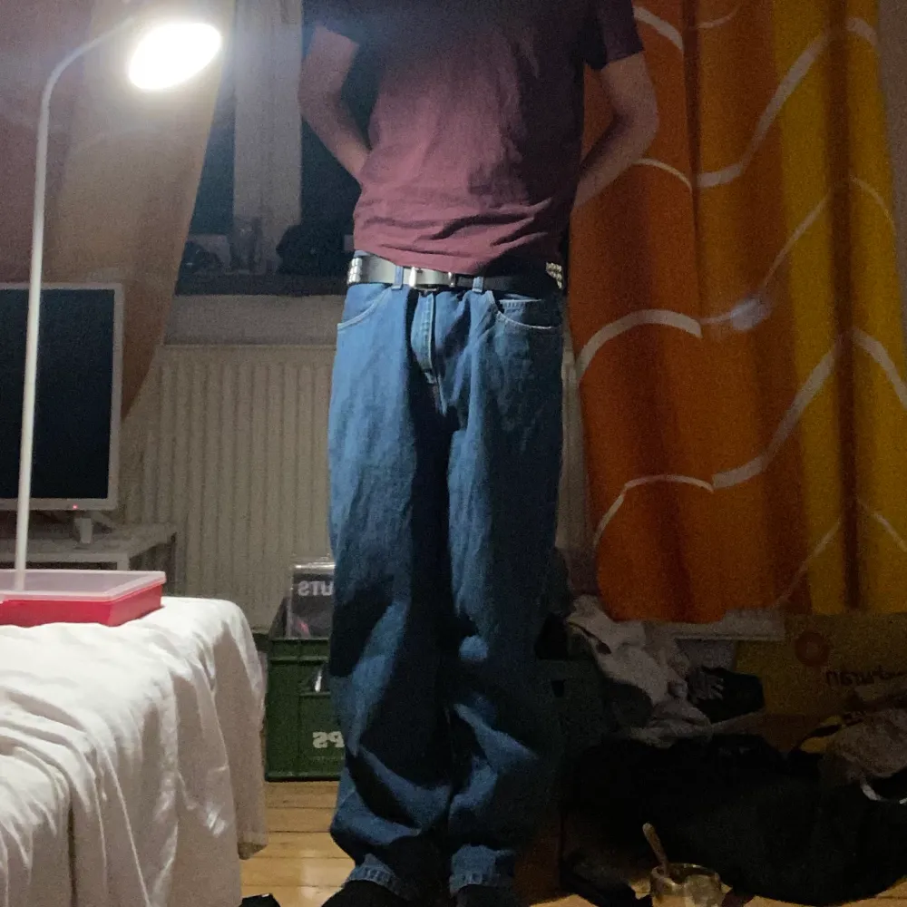 Feta Carhartt WIP jeans storlek 32, lite skadade längst ner vid fötterna. Skick: 8/10. pris kan diskuteras. Skriv för fler bilder. Jeans & Byxor.