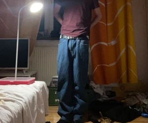 Carhartt WIP - Feta Carhartt WIP jeans storlek 32, lite skadade längst ner vid fötterna. Skick: 8/10. pris kan diskuteras. Skriv för fler bilder