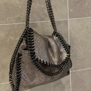 Väska - Så fin glittrig väska i perfekt storlek! Använd en gång så den är precis som ny. Den är i en superfin mörk rosé, guld glittrig färg! Säljer då den inte kommer till användning❤️