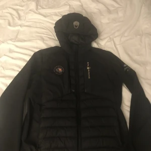 Sail racing jacka - Den har liten öppning på luvan men det har sytts ihop annars inga problem med jackan Storlek Medium 