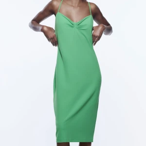 Grön klänning med veck  - Klänning från Zara 