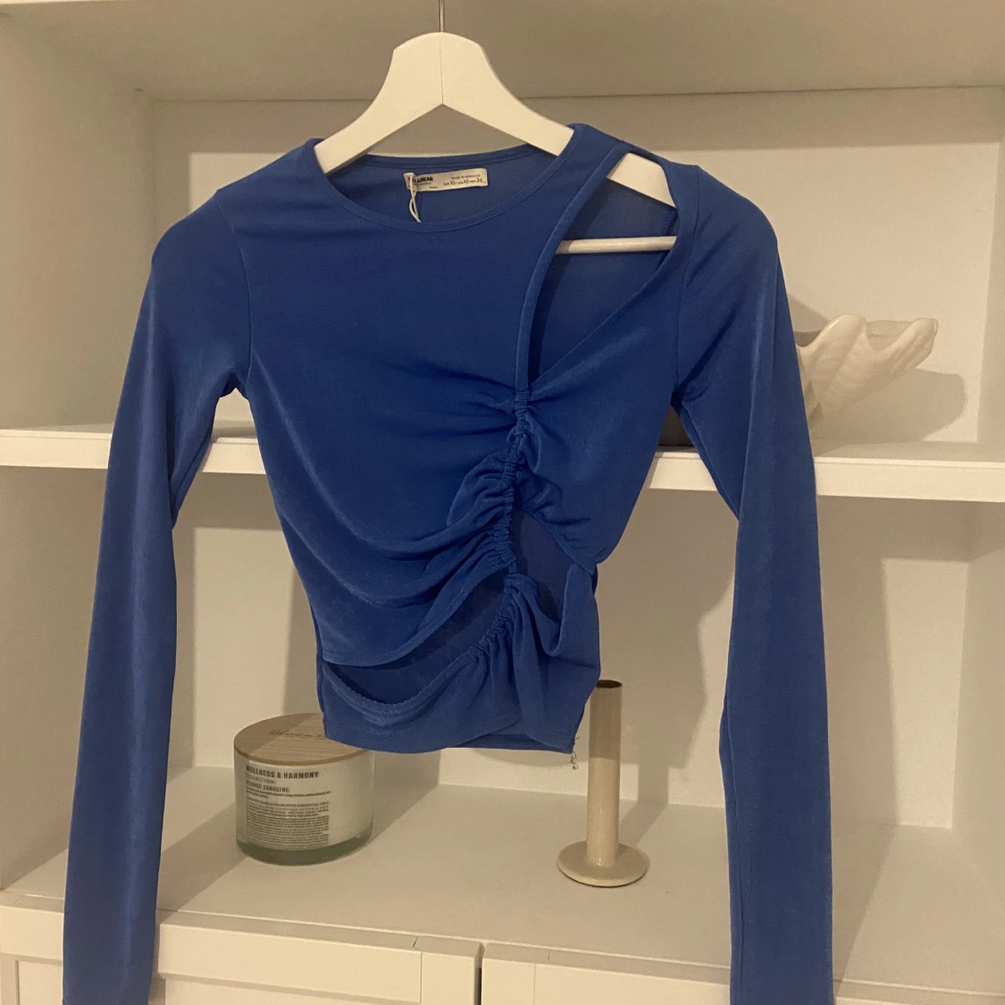 Trendig blå tröja med cutouts