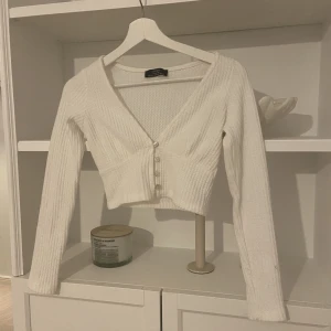 Vit Stickad Croptop - Jättesöt vit stickad magstöja med knappar.  I Nyskick  Storlek XS