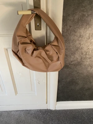 Väska Ny - Helt ny beige Axel väska i pösig modell mått ca 35x25