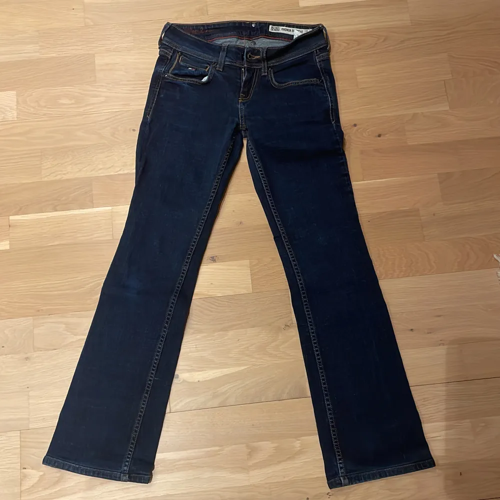 Skitsnygga bootcut lågmidjade jeans, jättebra skick!!!. Jeans & Byxor.