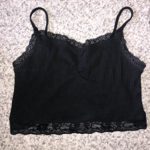 Spetslinne - Sött linne med scrunch vid brösten samt spets😮‍💨💞. Den är lite croppad i modellen, skicka dm för fler bilder🤩