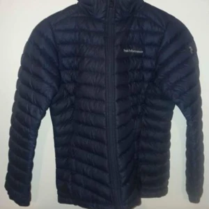 Peak Performance vårjacka  - Säljer denna jättefin Peak Performance vårjackan till ett kanonpris.  Är i fint skick! Inga skavanker eller dylik. Storleken är 150. Men jag som själv är en liten Small/ XS, har använt den och den passar perfekt! 