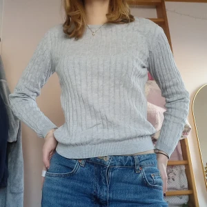 Ribbstickad tröja - En fin och bekväm tröja som är perfekt till t.ex stallet eller annat. Inte använd så mycket. Lite liten på mig som är strl s/m. Pris går att diskutera💗💗