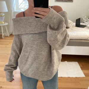 stickad tröja  - en jättesnygg tröja jag säljer för den är lite för stor, använt en gång ❤️