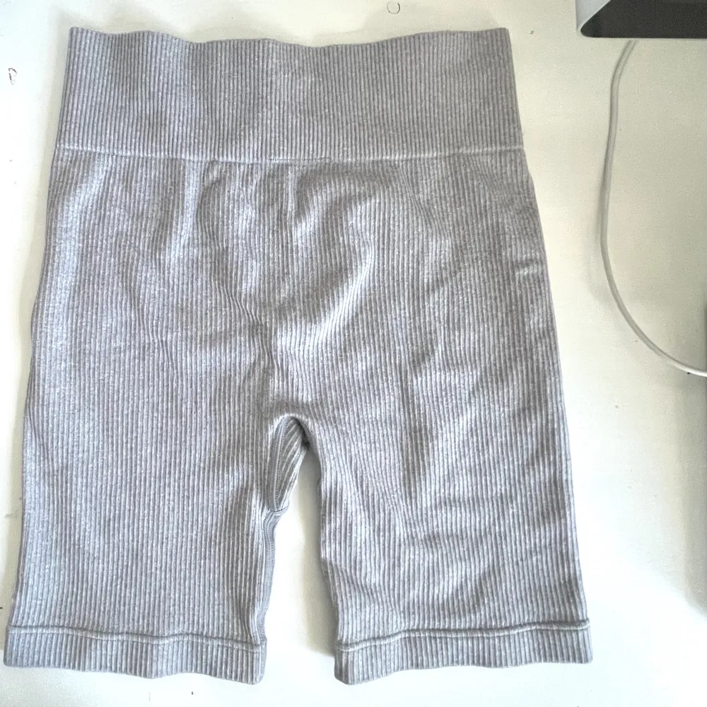 Ribbed träningstights. Använda 1-2 ggr. Sitter väldigt bra på. . Shortsit.