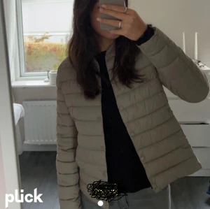 Jacka  - Säljer dena jacka från H&M är i storlek 40 men sitter som S-m ny inga defekter nyskick 