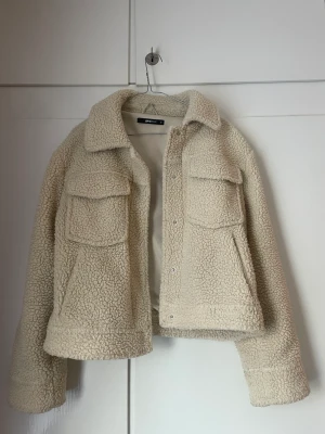 Jacka - Mysig varm vår/höstjacka. Använd få gånger. Riktiga fickor storlek 36. 