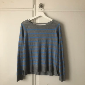 Stickad randig - Fin tröja från zara. Använd måttligt och i fint skick.