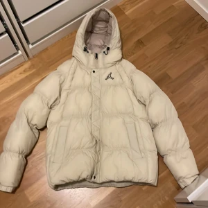 Vit pufferjacket Jordan  - Säljer vit Jordan jacka, Använd 2 ggr Skicket är 8/10 då den är lite sönder som man ser på bilden men det är inte något man märker. Pris just 1400 men kan säkert gå ner lite om man är mycket intresserad.