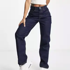 Rå snygga jeans från ASOS som är slutsålda💕aldrig andvända endast testade. Säljer då jag inte får någon andvändning för dem. Nypris 400 