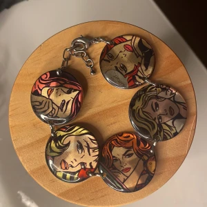 Armband  - Jätte najs armband med serietidnings tryck på!