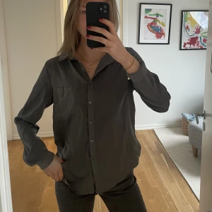 Skjorta - Grå skjorta i sammet, från märket Rut&circle i storlek S. Väldigt bra i skicket och använd ett fåtal gånger.