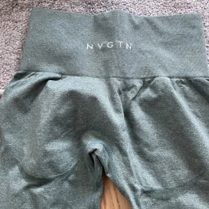 Nvgtn byxor - Mörk gröna nvgtn byxor, använda endast några gånger, inga hål. Storlek xs, sälj pågrund av att det är för små. kom ej med skam bud Nypris 680kr