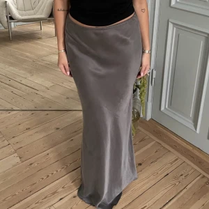 Vision Skirt Storm  - Vision Skirt från Djerf Avenue. Storlek XXS men passar mig bra som är stl S i vanliga fall eftersom den är stretchig. Skulle även säga den är stor i stl då jag provade den i stl S och den va för stor. Använd ett par timmar under event. Frakt på 66kr tillk