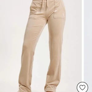 Juicy Byxor - Jag säljer mina beiga juicy byxor då jag aldrig använder dom längre. De är i perfekt skick och inte använda så många gånger för de är för små! Priset kan diskuteras 