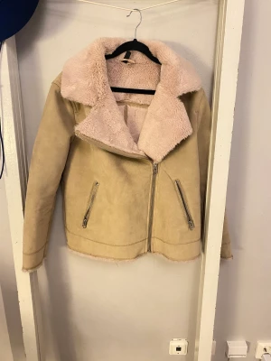 Jacka  - Fin jacka i mocka imitation. Jätte mjuk och härlig pälsfodring. Stora fickor och supervarm och härlig. Säljer då den inte används :( 