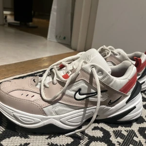 Nike skor - Säljer mina Nike skor som jag köpte på junkyard för ca 3 år sedan, mycket sparsamt använda så de är i mycket fint skick. De är i storlek 42 och jag köpte dom för ca 1100kr. 