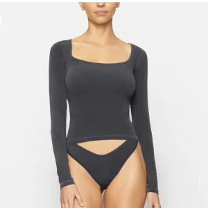 Skims tröja - Säljer världens mest smickrande tröja från Skims då jag fick två likadana i julklapp. Den är helt ny med lapp och allt kvar och sitter SÅ fint! Strl M men passar även S och L pga stretchmaterialet 💕 säljer även en i vit 🫶 exklusive frakt 