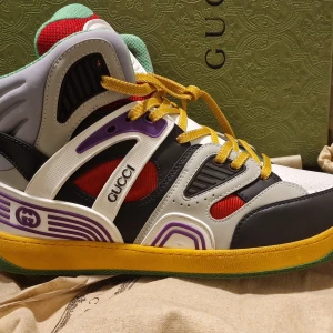 Gucci High top sneakers  - ÄKTA så klart. Helt ny och oanvänd. endast testade hemma. Size 44. Kvitto finns. Köptes i Köpenhamn. 