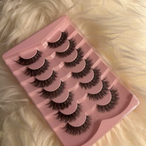 Lösfransar lösögonfransar eyelashes ögonfransar fransar - 7 stycken fransar som går att återanvända. Passar perfekt till vardags eller till festen. Lätta att applicera. Lim medföljer EJ