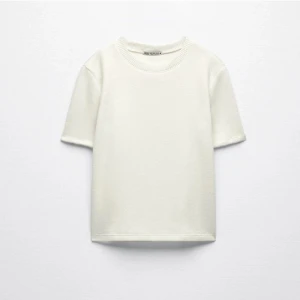 Topp zara - Eftertraktad topp ifrån zara som inte går att köpa längre. Den är i ett stickat material och i ett Jätte bra skick. Köp direkt för 300kr.❤️❤️