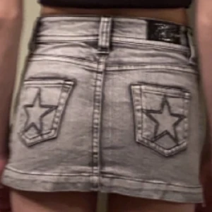 Jätte snygg kjol🤩 - Jätte cool grå svart kjol från Lindex🖤 hör gärna av er för information.(köparen står för frakt)vid vissa tillfällen kan jag möttas 