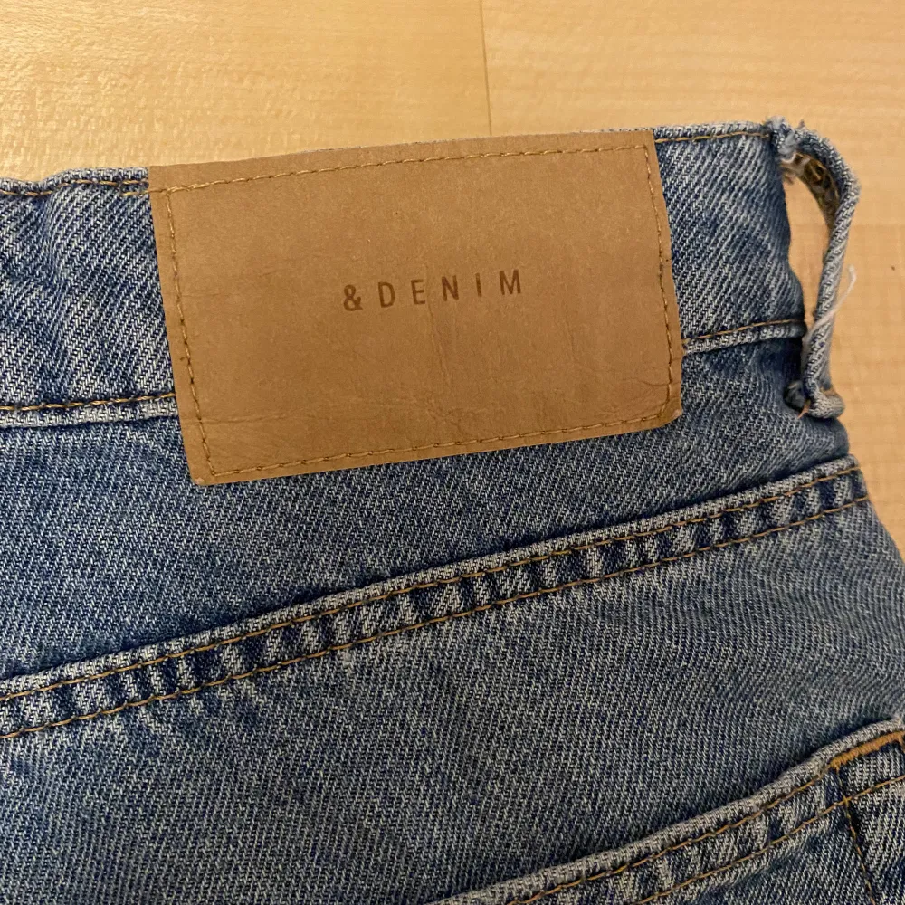 Jeans från H&M’s märke &Denim i modellen Loose Mom Jeans! Högmidjade med ankle length, mellanblå och i mycket bra skick💙kontakta för fler bilder!. Jeans & Byxor.