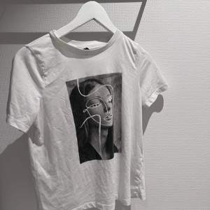 En fin T-shirt som precis blivit köpt men inte blivit använd, i bra skick från vero Moda 🤍