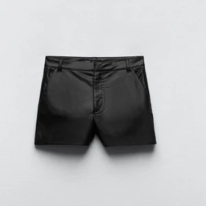 Skinn shorts Zara - Säljer dessa superfina och populära skinn shortsen från Zara! 🙌🏼 Shortsen är oanvända med lapparna kvar, de är även helt slutsålda på hemsidan💕💕