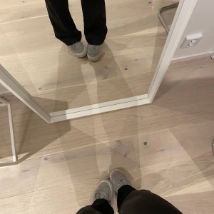  Sneakers   - Säljer dessa fina jätte sköna gråa sneakers🫶🏻 gott skick bara lite smutsiga på det vita men annars så gott som nya 🥰normala i storleken 